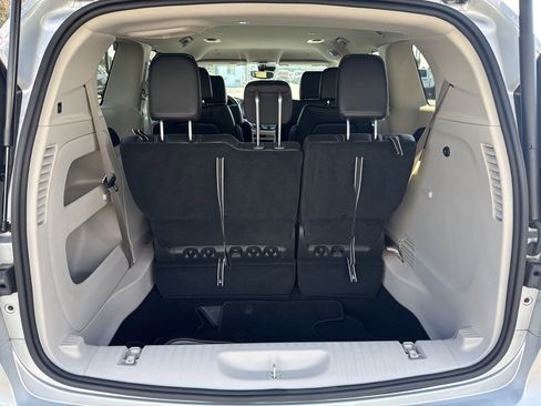 Used 2024 Chrysler Pacifica Touring-L image 7