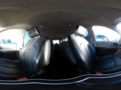 Used 2023 Chrysler Pacifica Touring-L image 44