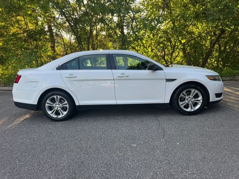 Used 2015 Ford Taurus SE FWD image 4