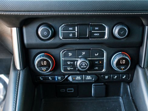 Used 2023 Chevrolet Suburban Premier RWD image 21