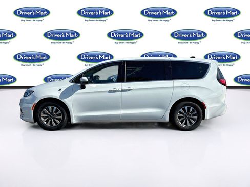 Used 2023 Chrysler Pacifica Touring-L FWD image 4