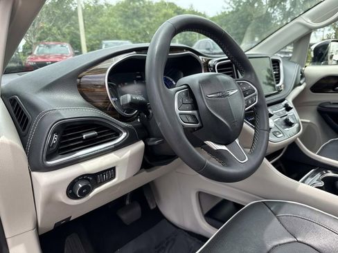 Used 2023 Chrysler Pacifica Limited FWD image 26