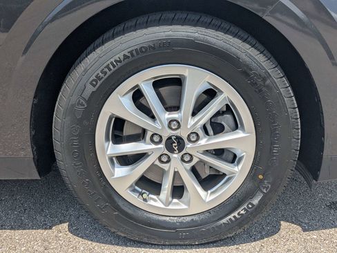 Used 2022 Kia Carnival LX FWD image 11