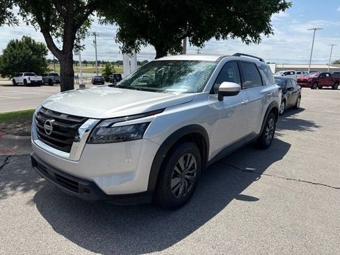 Used 2025 Nissan Pathfinder SV FWD image 1