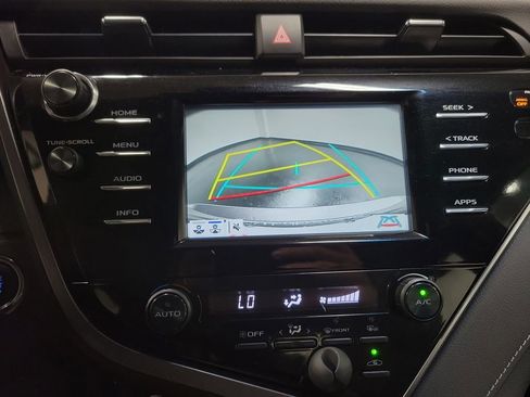 Used 2018 Toyota Camry SE w/ Moonroof Package FWD image 16
