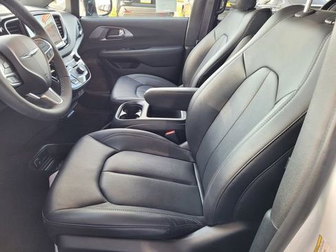 Used 2025 Chrysler Pacifica Select FWD image 15