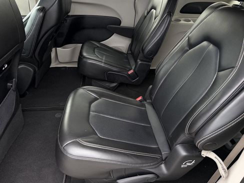 Used 2023 Chrysler Pacifica Touring-L FWD image 8