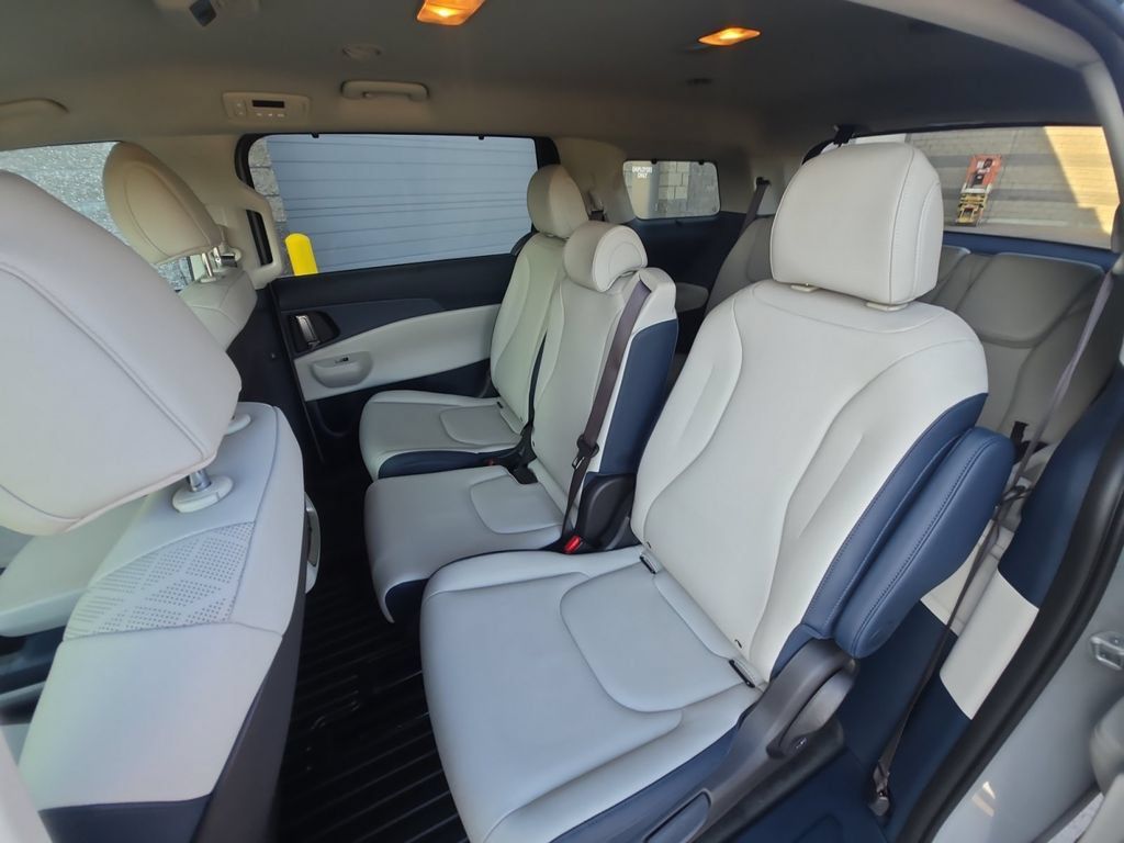 Used 2026 Kia Carnival EX FWD image 28