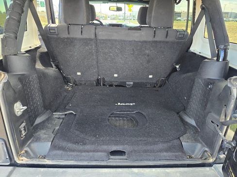 Used 2015 Jeep Wrangler Unlimited Rubicon w/ Connectivity Group image 30