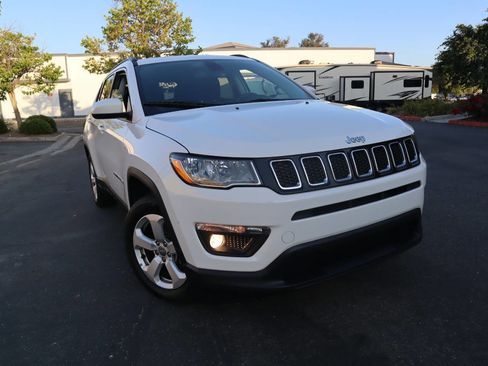 Used 2018 Jeep Compass Latitude image 2
