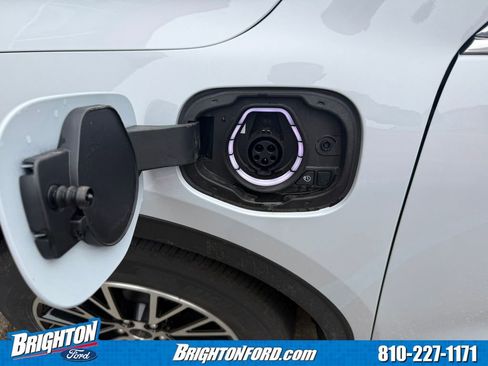 Certified 2025 Ford Escape SE image 5