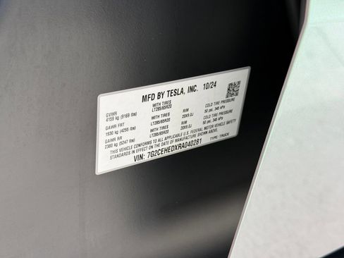 Used 2024 Tesla Cybertruck AWD Crew Cab image 31