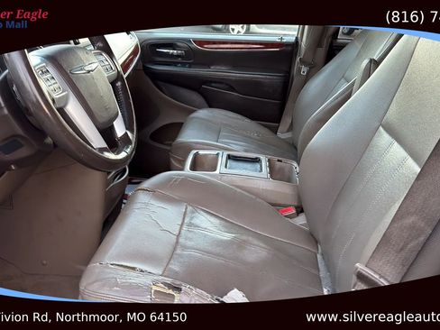 Used 2014 Chrysler Town & Country Touring image 10