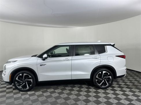 New 2025 Mitsubishi Outlander SE image 3