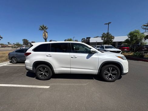 Used 2018 Toyota Highlander LE FWD image 6