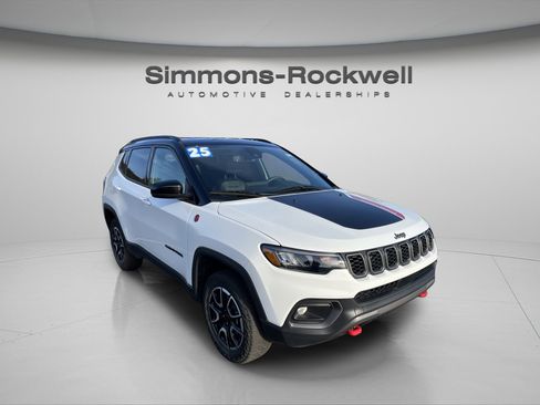 Used 2025 Jeep Compass Trailhawk AWD/4WD image 3