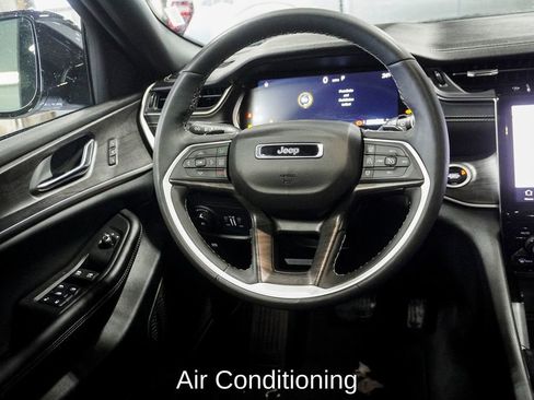 Used 2024 Jeep Grand Cherokee Limited w/ Luxury Tech Group II image 12