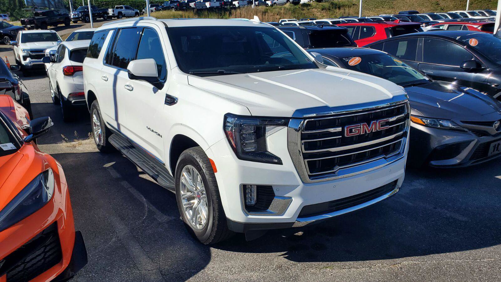 Used 2022 GMC Yukon XL SLT w/ SLT Premium Package AWD/4WD image 2