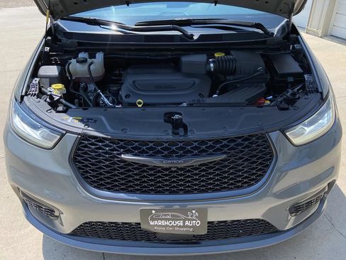 Used 2025 Chrysler Pacifica Limited FWD image 29