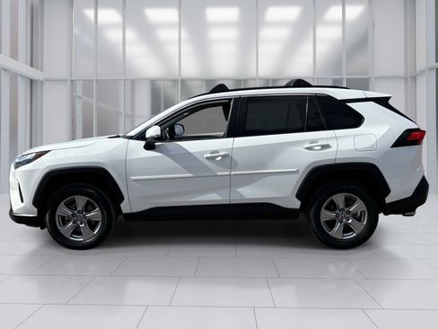 Used 2022 Toyota RAV4 XLE w/ Convenience Package FWD image 3