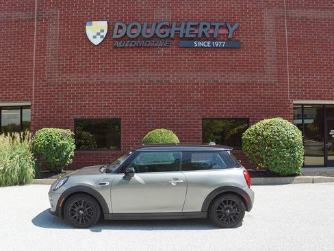 Used 2019 MINI Cooper 2-Door Hardtop w/ Premium Package FWD image 4