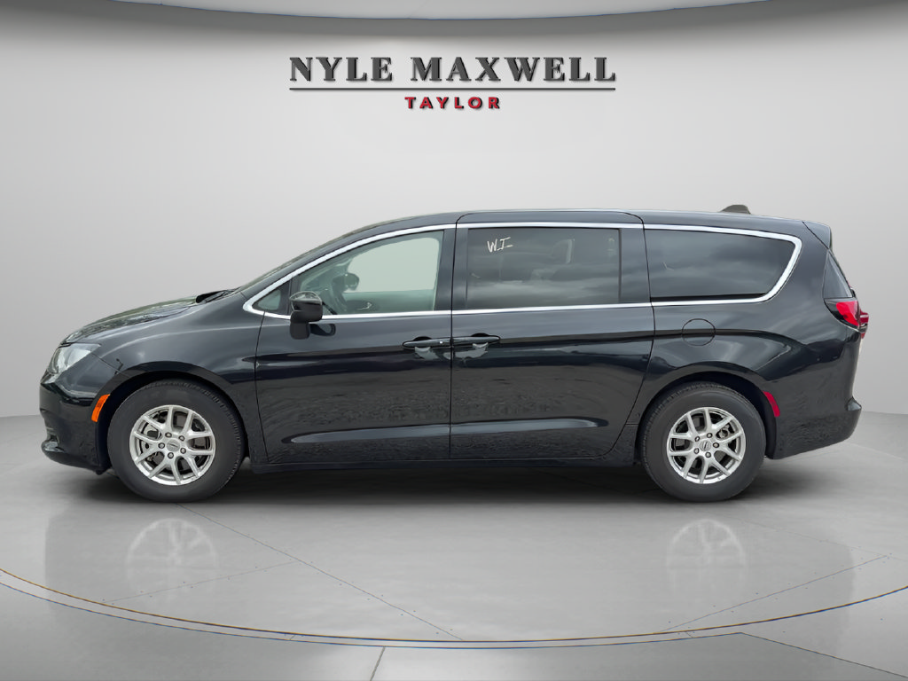 Used 2022 Chrysler Voyager LX FWD image 8