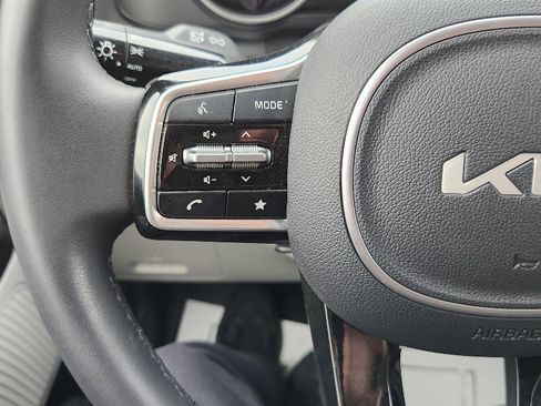 Used 2024 Kia Carnival LX image 20