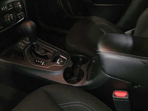 Used 2019 Jeep Cherokee Latitude w/ Popular Appearance Group FWD image 26