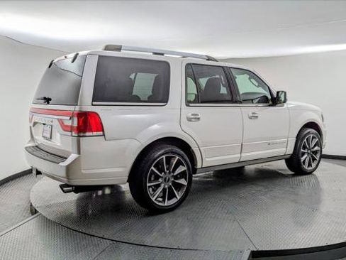 Used 2017 Lincoln Navigator Reserve image 7