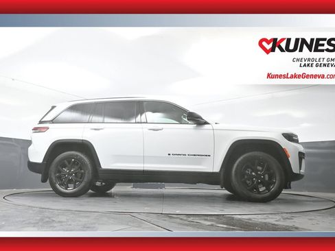 Used 2026 Jeep Grand Cherokee Altitude AWD/4WD image 43