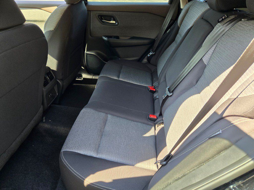 Used 2023 Nissan Rogue SV FWD image 16
