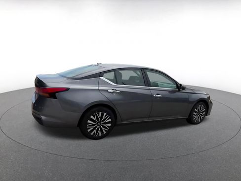Used 2025 Nissan Altima 2.5 SV FWD image 15
