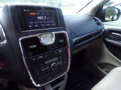 Used 2013 Chrysler Town & Country Touring image 9