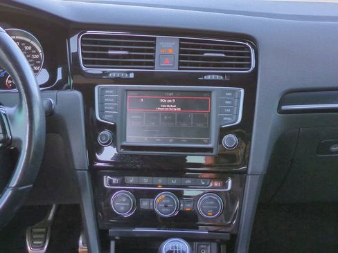 Used 2016 Volkswagen Golf R image 17