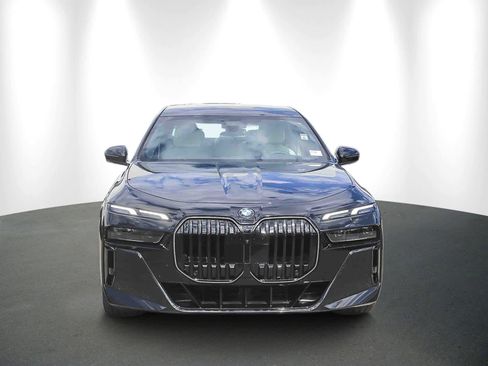 Used 2025 BMW 760i xDrive w/ Luxury Rear Seating Package image 2
