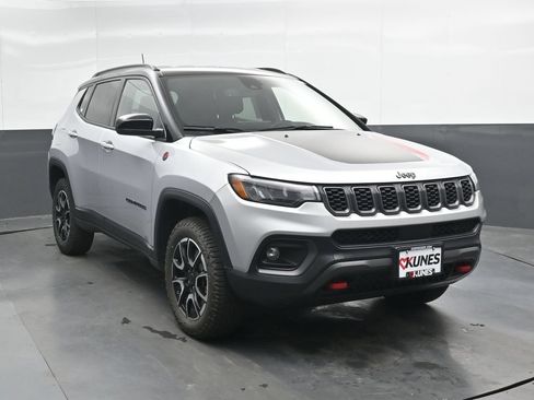 Used 2025 Jeep Compass Trailhawk w/ Trailer Tow Group AWD/4WD image 5