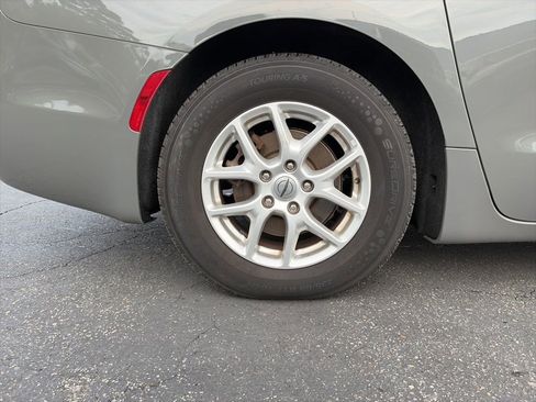 Used 2021 Chrysler Pacifica Touring-L image 9