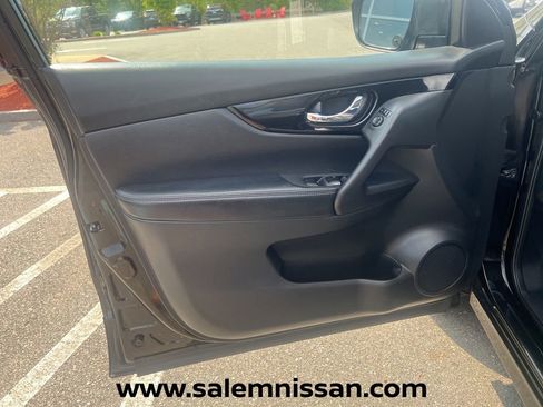 Used 2018 Nissan Rogue Sport SV AWD/4WD image 16