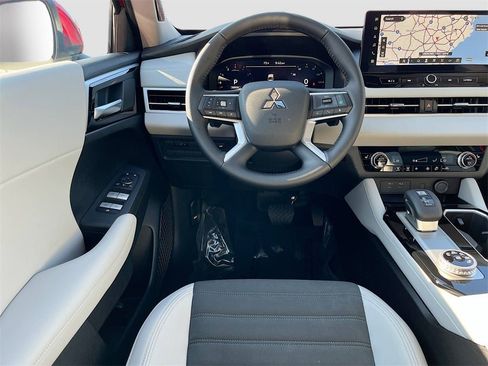 New 2025 Mitsubishi Outlander SE image 24