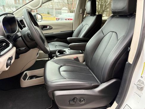 Used 2024 Chrysler Pacifica Touring-L FWD image 8