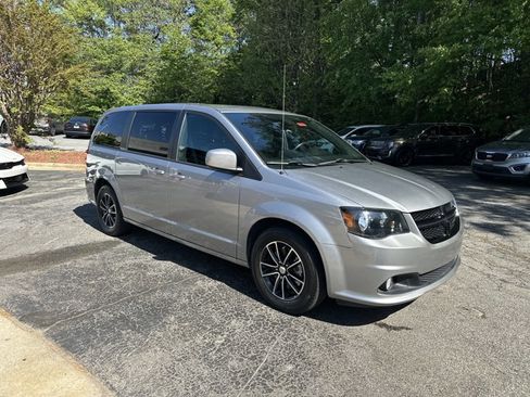 Used 2018 Dodge Grand Caravan SXT w/ Blacktop Package FWD image 4