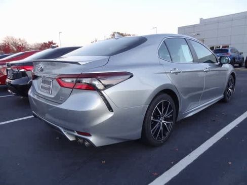 Used 2024 Toyota Camry SE image 6