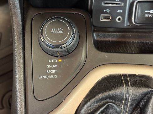 Used 2017 Jeep Cherokee Limited AWD/4WD image 38