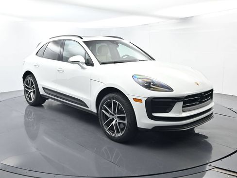 Certified 2025 Porsche Macan AWD/4WD image 17