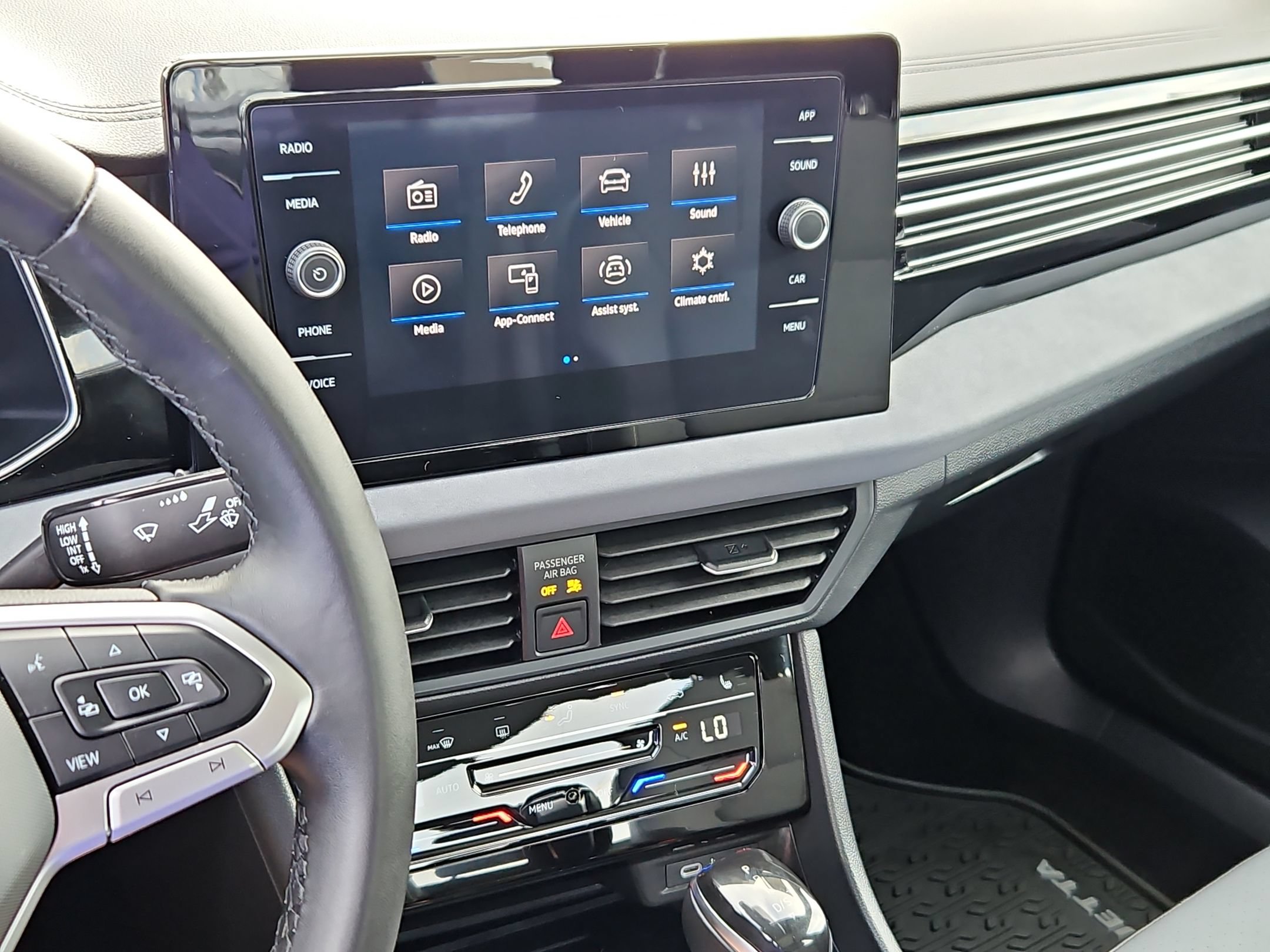 Used 2025 Volkswagen Jetta SE w/ Sunroof Package FWD image 20