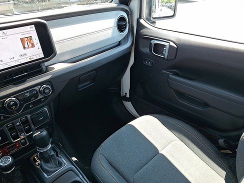 Used 2025 Jeep Gladiator Mojave AWD/4WD image 11