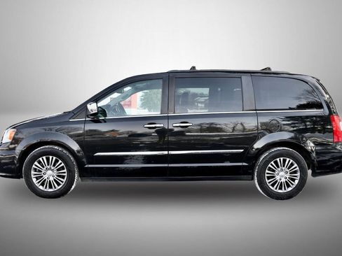Used 2014 Chrysler Town & Country Touring-L w/ Driver Convenience Group image 4