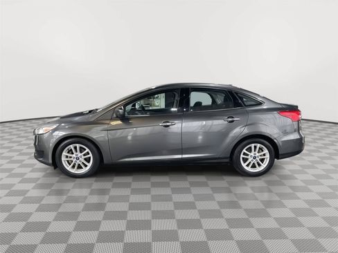 Used 2018 Ford Focus SE FWD image 2