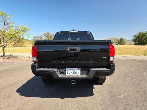 Used 2018 Toyota Tacoma TRD Sport AWD/4WD image 7