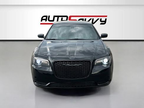 Used 2022 Chrysler 300 Touring w/ Sport Appearance Package RWD image 2